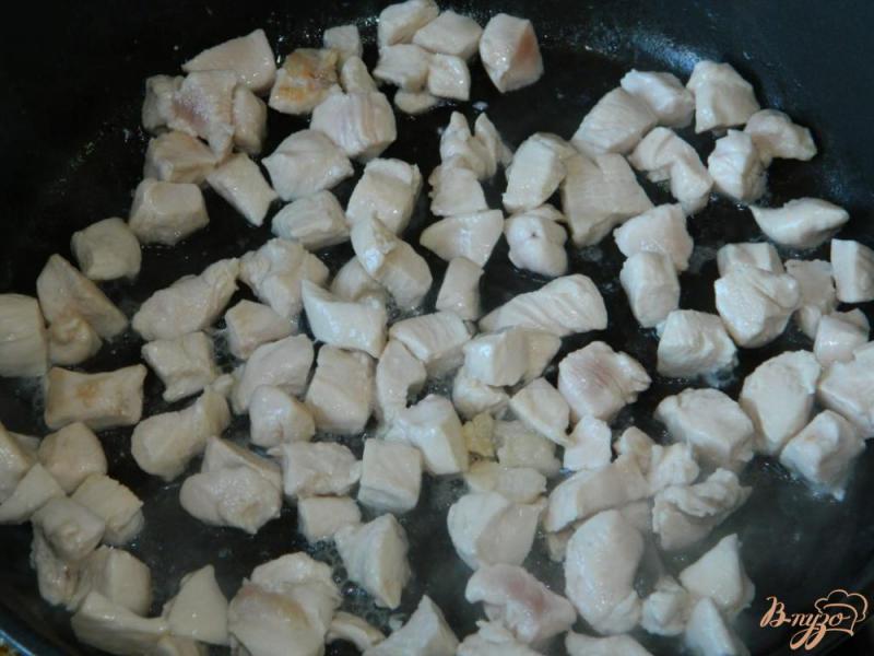 Фото приготовление рецепта: Салат с фасолью, огурцами и курицей шаг №1