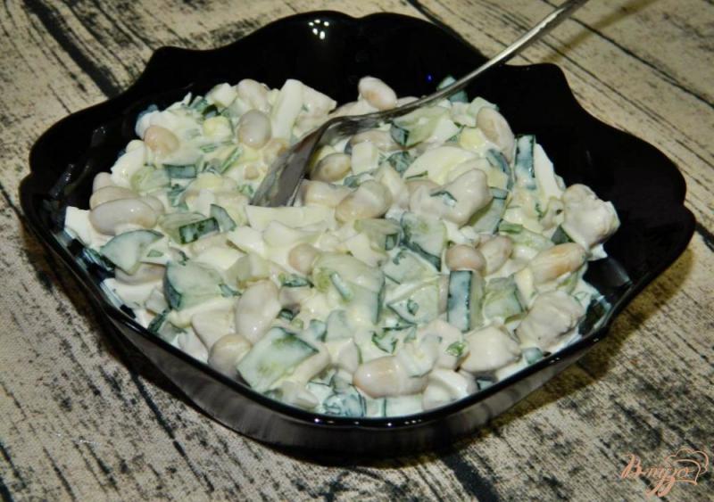 Фото приготовление рецепта: Салат с фасолью, огурцами и курицей шаг №4