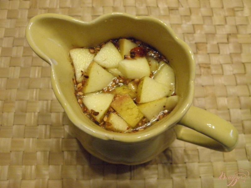 Фото приготовление рецепта: Витаминный настой из яблока и шиповника шаг №5