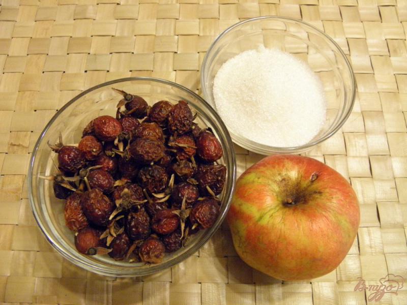 Фото приготовление рецепта: Витаминный настой из яблока и шиповника шаг №1