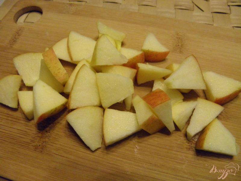 Фото приготовление рецепта: Витаминный настой из яблока и шиповника шаг №3