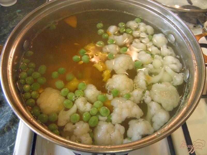 Фото приготовление рецепта: Суп овощной с горошком и цветной капустой шаг №6