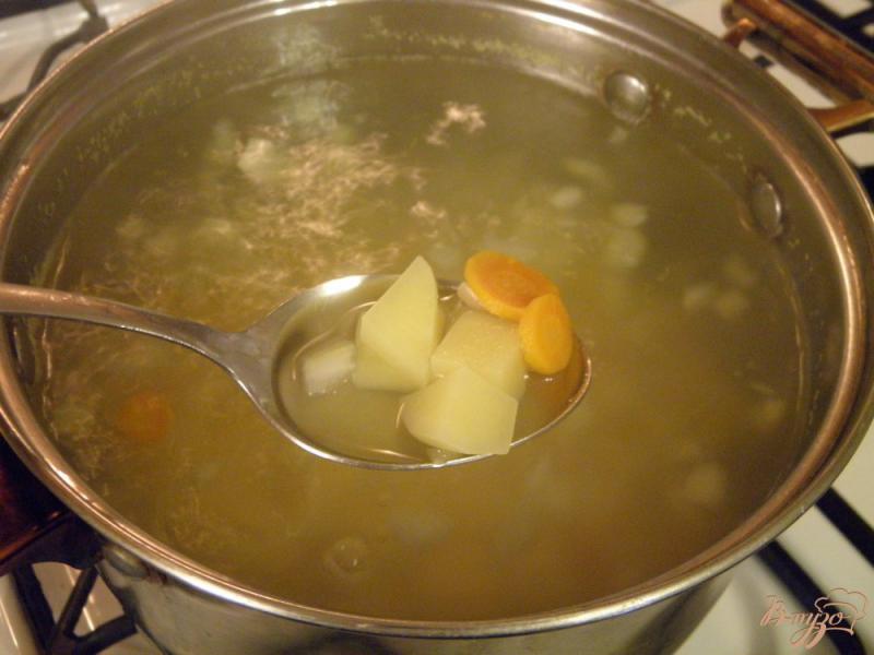 Фото приготовление рецепта: Суп овощной с горошком и цветной капустой шаг №4