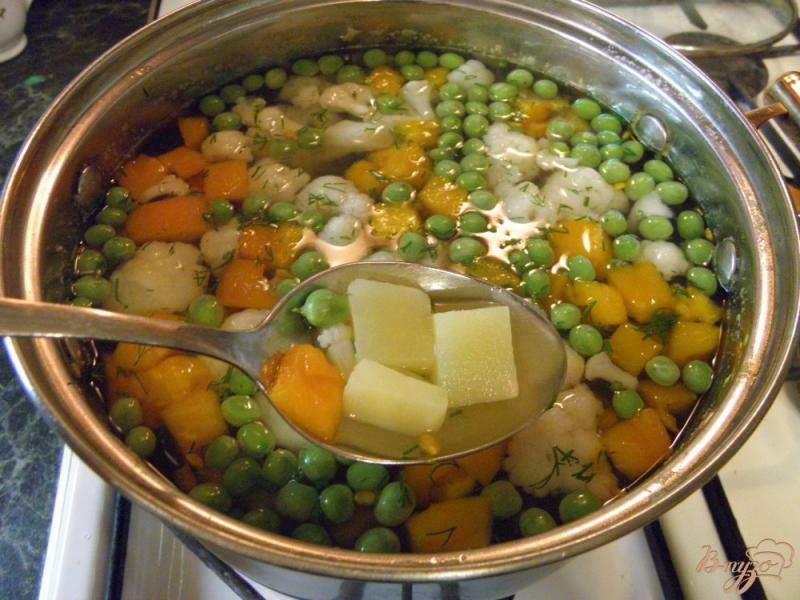 Фото приготовление рецепта: Суп овощной с горошком и цветной капустой шаг №7
