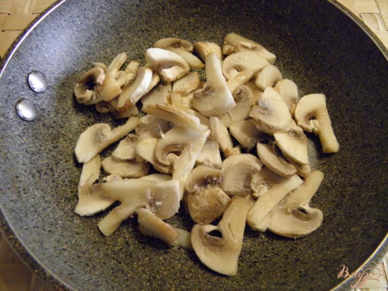 Фото приготовление рецепта: Омлет с грибами, ветчиной, сыром и луком шнитт шаг №2