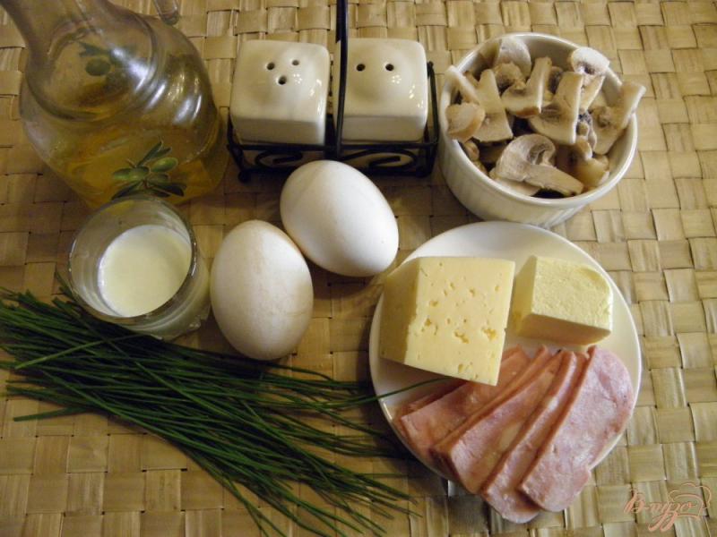 Фото приготовление рецепта: Омлет с грибами, ветчиной, сыром и луком шнитт шаг №1