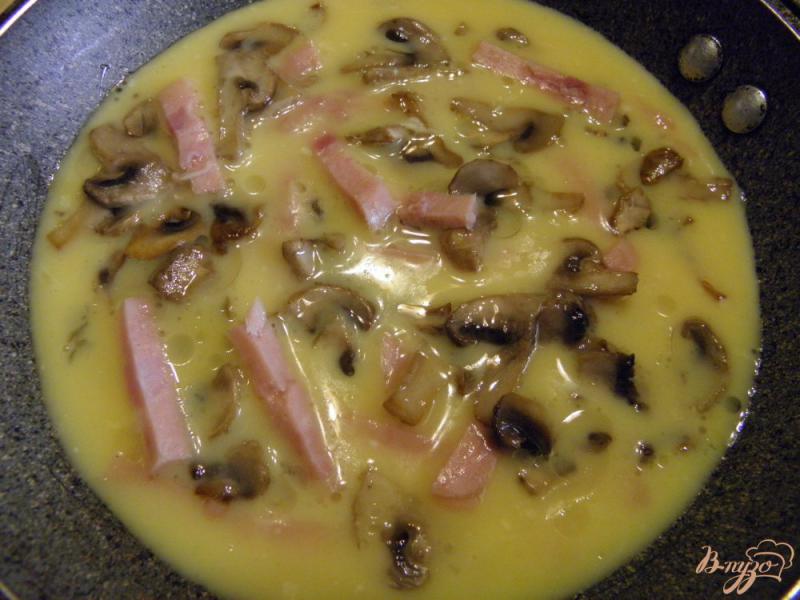 Фото приготовление рецепта: Омлет с грибами, ветчиной, сыром и луком шнитт шаг №5