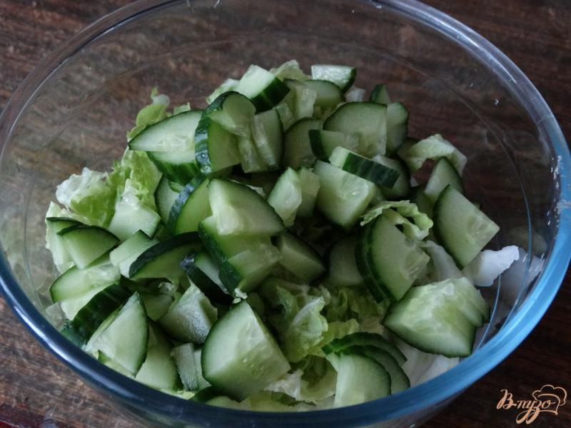 Фото приготовление рецепта: Салат с кукурузой и редисом шаг №2