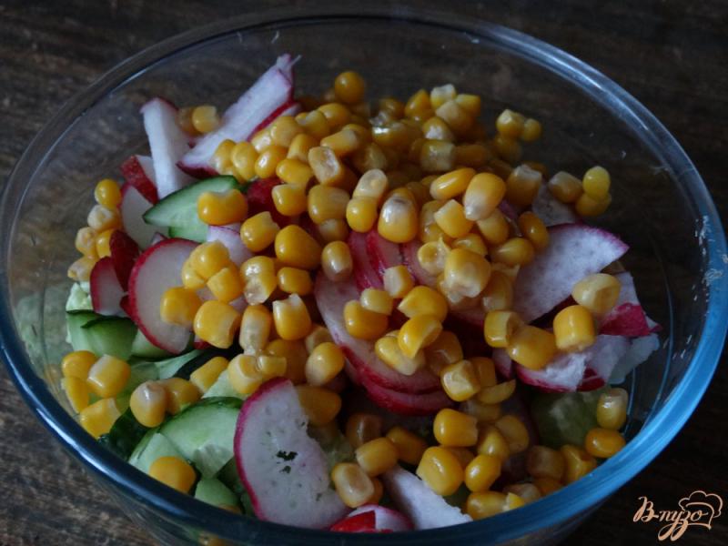 Фото приготовление рецепта: Салат с кукурузой и редисом шаг №4