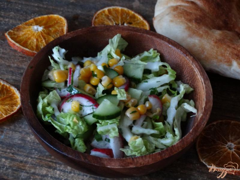 Фото приготовление рецепта: Салат с кукурузой и редисом шаг №6