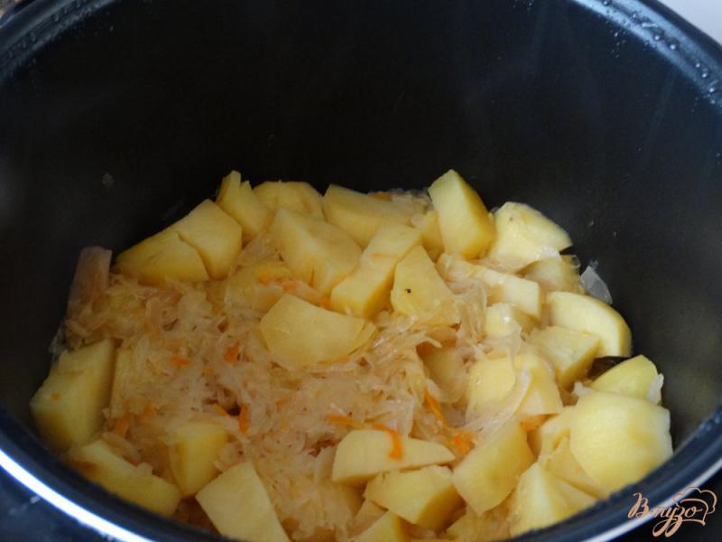 Фото приготовление рецепта: Рагу из картофеля и квашеной капусты шаг №4