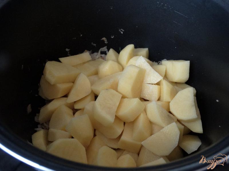 Фото приготовление рецепта: Рагу из картофеля и квашеной капусты шаг №2