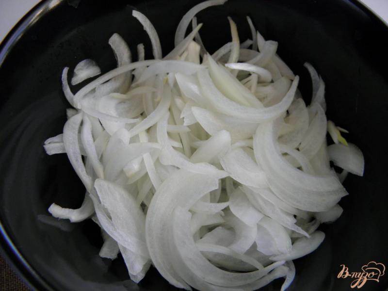 Фото приготовление рецепта: Салат из семги и кальмара шаг №2