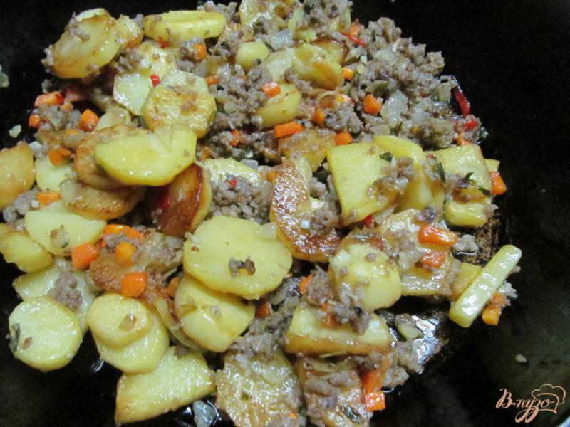 Фото приготовление рецепта: Жаренный картофель с фаршем шаг №7