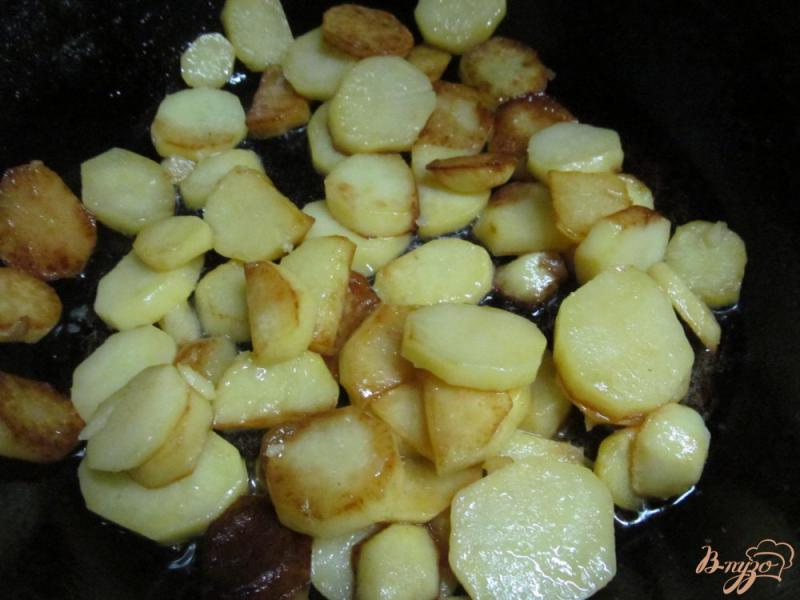 Фото приготовление рецепта: Жаренный картофель с фаршем шаг №6