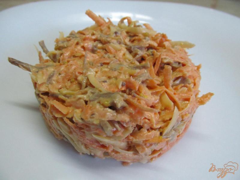 Фото приготовление рецепта: Салат из говядины с морковью и сыром шаг №5
