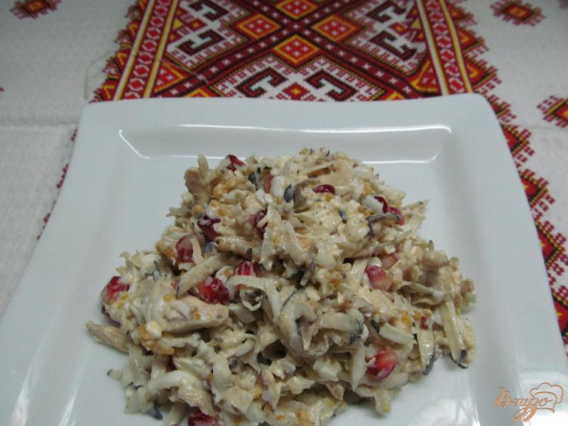Фото приготовление рецепта: Салат из куриного мяса с редькой и яйцом шаг №4