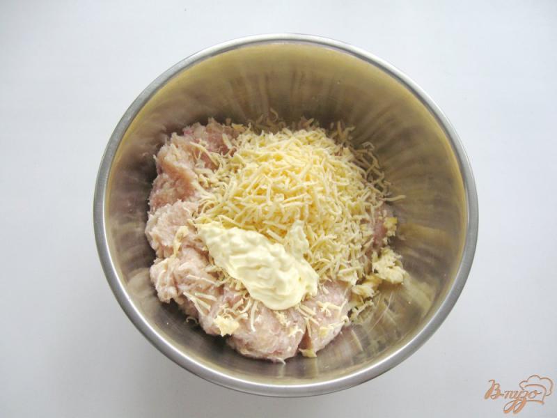 Фото приготовление рецепта: Котлеты из свинины и курицы с сыром шаг №2