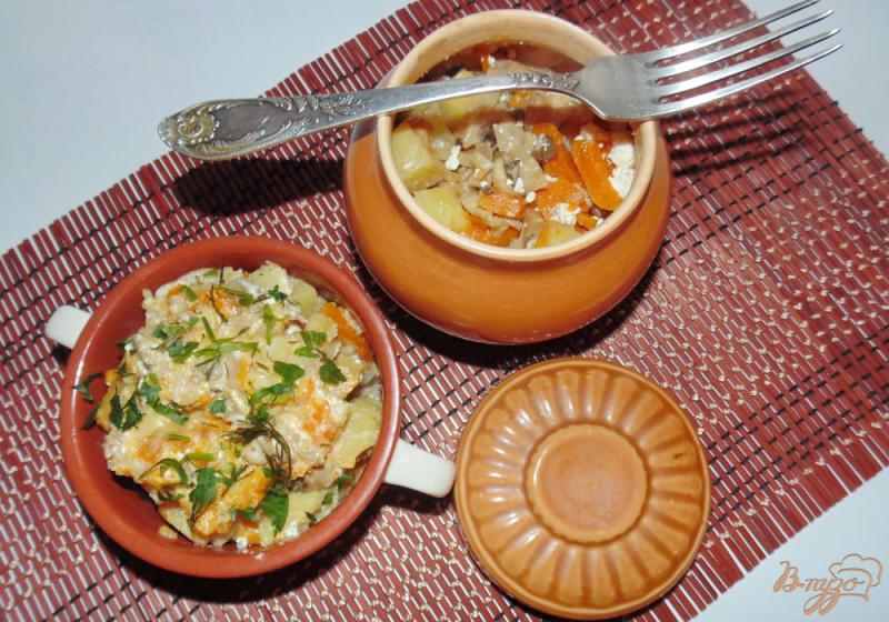 Фото приготовление рецепта: Картофель с тыквой и грибами в горшочке шаг №10