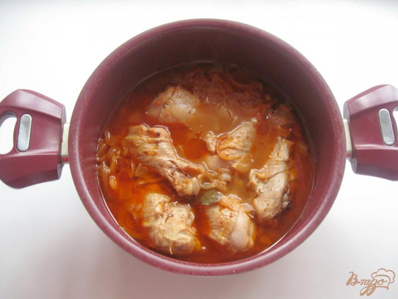Фото приготовление рецепта: Куриные голени в томатном соусе шаг №5