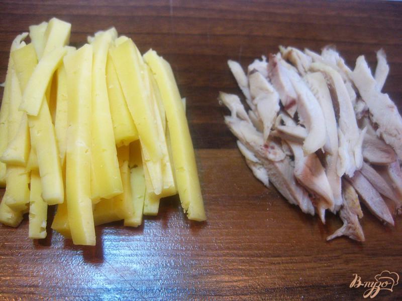 Фото приготовление рецепта: Салат с курицей и мандаринами шаг №1