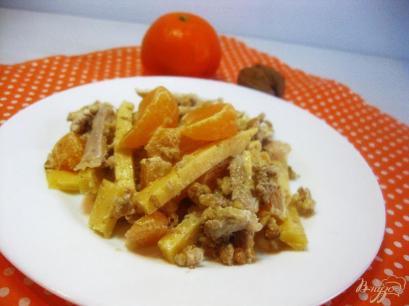 Фото приготовление рецепта: Салат с курицей и мандаринами шаг №5