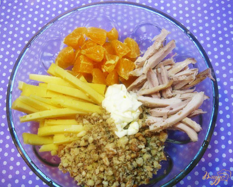 Фото приготовление рецепта: Салат с курицей и мандаринами шаг №4