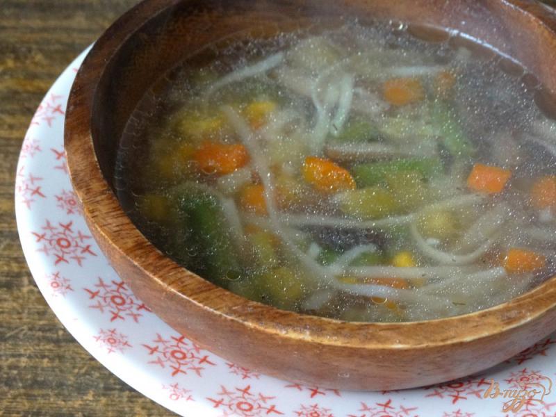 Фото приготовление рецепта: Суп с мексиканской смесью, грибами и яичной лапшой шаг №5