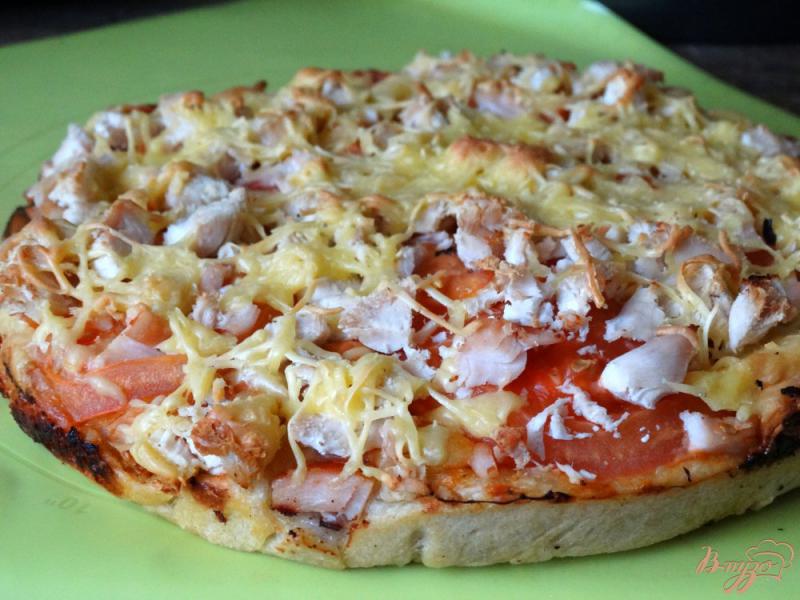 Фото приготовление рецепта: Пицца с отварной и копченой куриной грудкой шаг №7