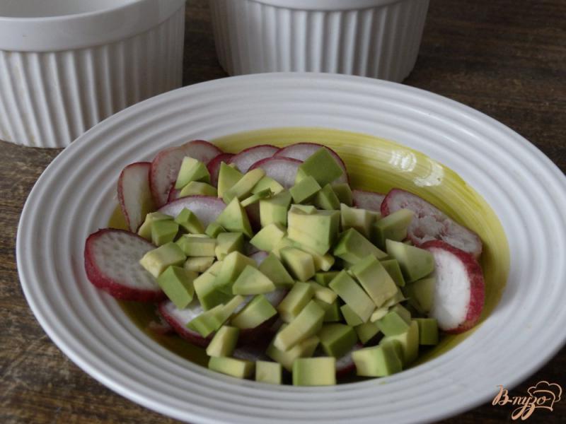 Фото приготовление рецепта: Салат с авокадо, болгарским перцем и редисом шаг №2