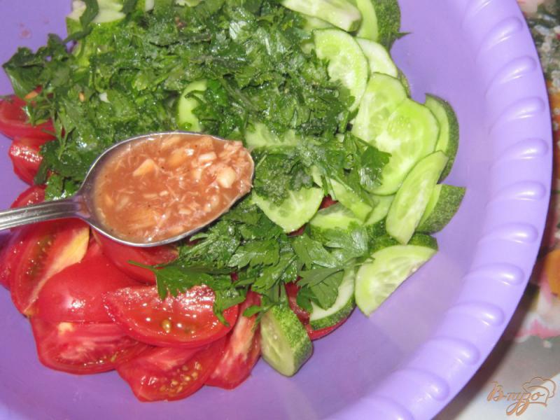 Фото приготовление рецепта: Салат овощной с хреновой заправкой шаг №4