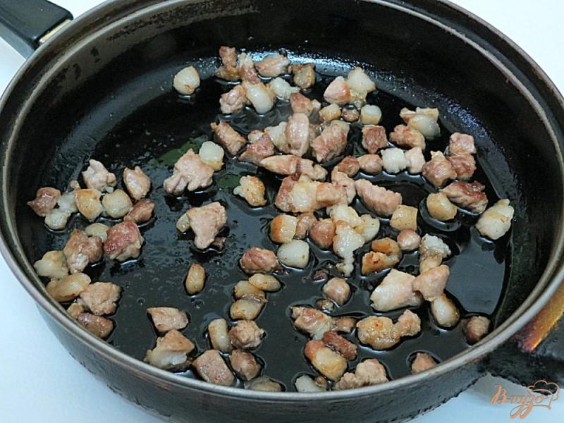 Фото приготовление рецепта: Запеканка с курицей, беконом, капустой и грибами шаг №5