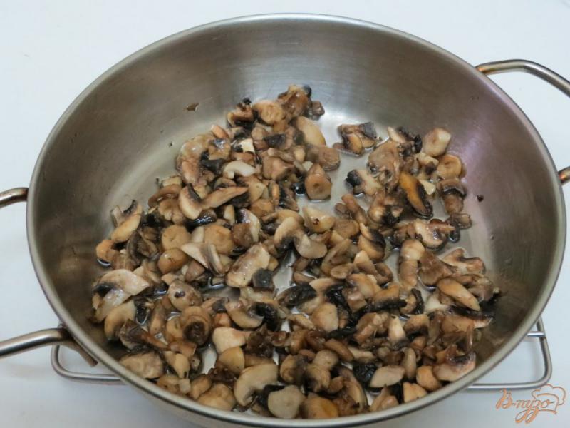 Фото приготовление рецепта: Запеканка с курицей, беконом, капустой и грибами шаг №7