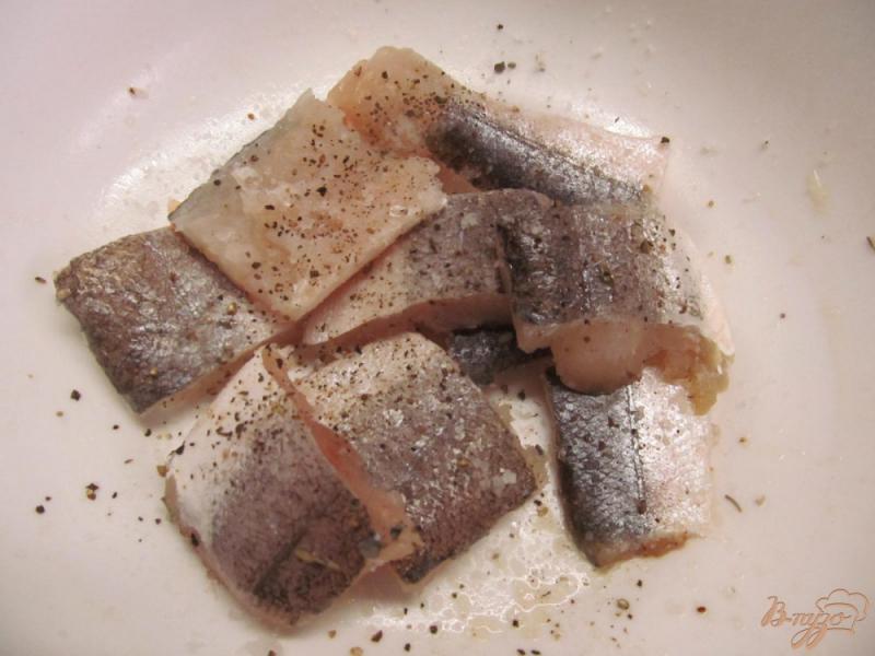 Фото приготовление рецепта: Рагу из рыбы в горшке шаг №2