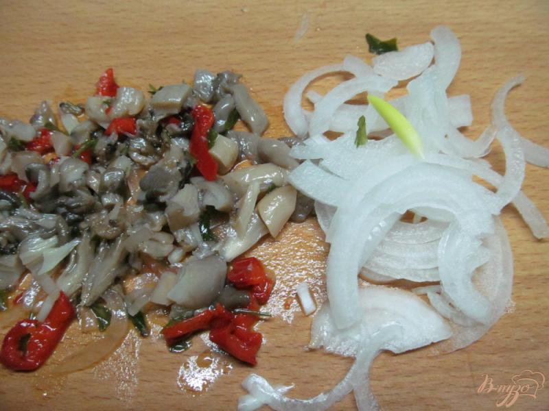 Фото приготовление рецепта: Морковный салат с маринованными грибами шаг №1