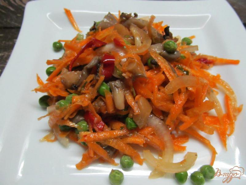 Фото приготовление рецепта: Морковный салат с маринованными грибами шаг №4