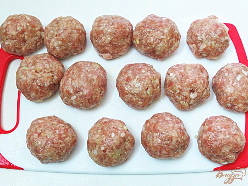 Фото приготовление рецепта: Мясные фрикадельки в остром соусе с грибами шаг №5