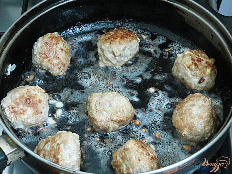 Фото приготовление рецепта: Мясные фрикадельки в остром соусе с грибами шаг №6