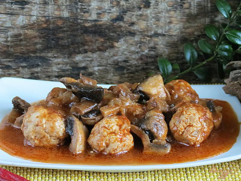 Фото приготовление рецепта: Мясные фрикадельки в остром соусе с грибами шаг №9