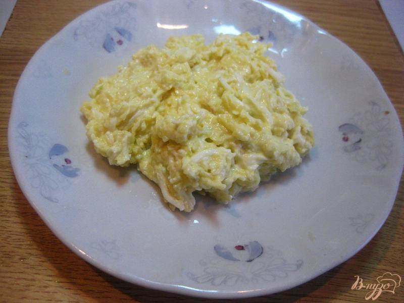 Фото приготовление рецепта: Закуска с фаршированными крабовыми палочками шаг №4