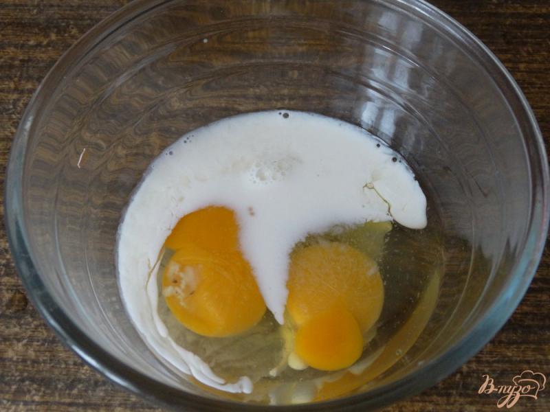 Фото приготовление рецепта: Яичный блинчик с курицей и сыром шаг №1