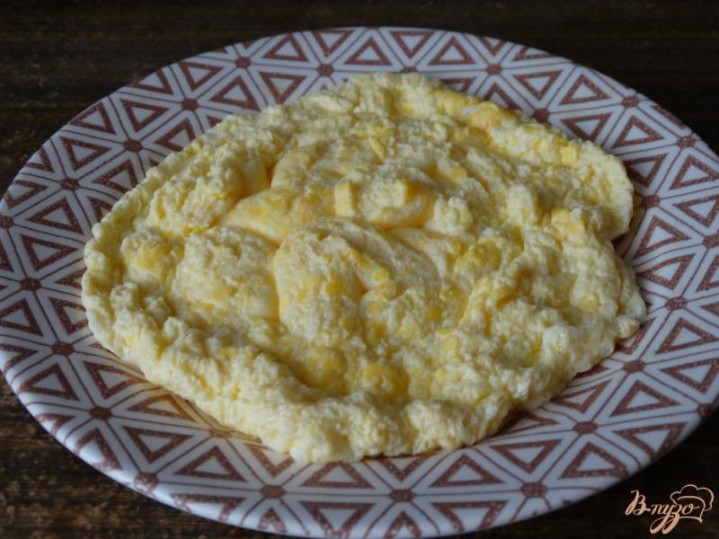 Фото приготовление рецепта: Яичный блинчик с курицей и сыром шаг №3