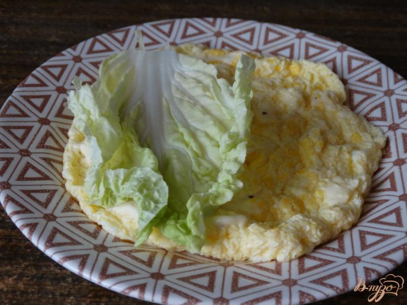 Фото приготовление рецепта: Яичный блинчик с курицей и сыром шаг №5
