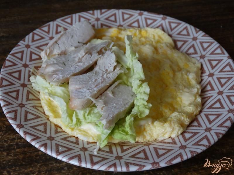 Фото приготовление рецепта: Яичный блинчик с курицей и сыром шаг №6