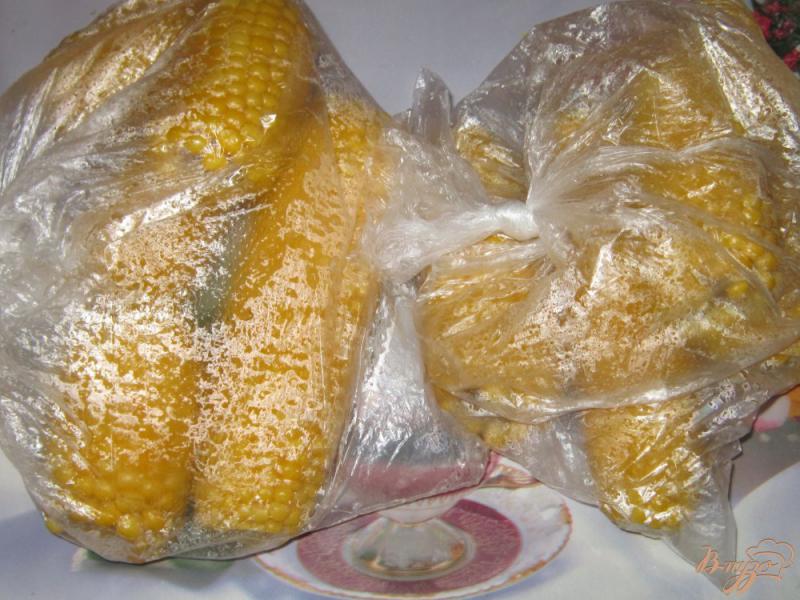 Фото приготовление рецепта: Замороженные вареные початки кукурузы шаг №5