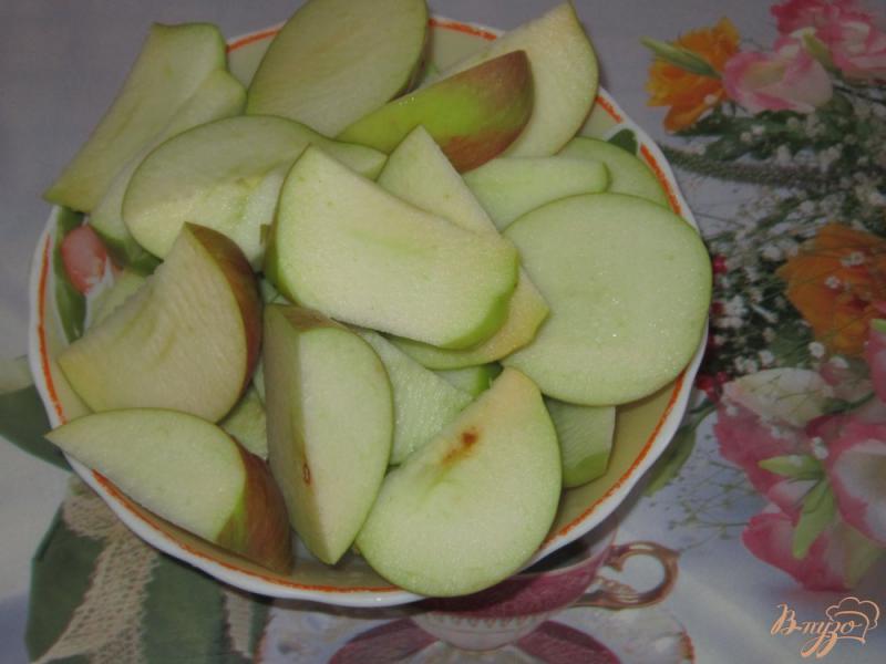 Фото приготовление рецепта: Компот из яблок и слив шаг №2