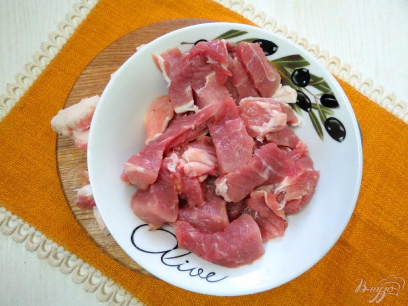 Фото приготовление рецепта: Свинина с солёными огурцами и томатом шаг №2