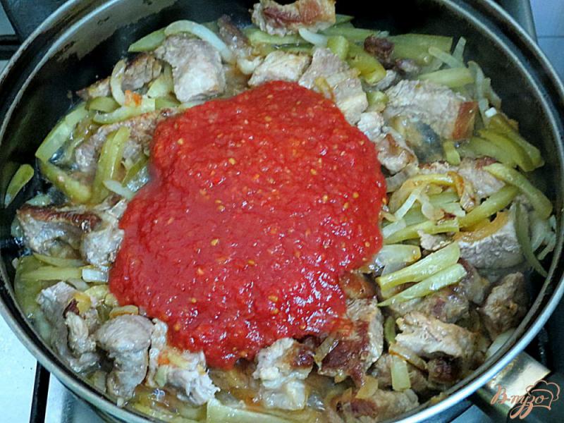 Фото приготовление рецепта: Свинина с солёными огурцами и томатом шаг №6