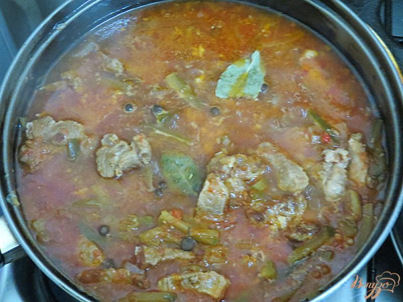 Фото приготовление рецепта: Свинина с солёными огурцами и томатом шаг №7