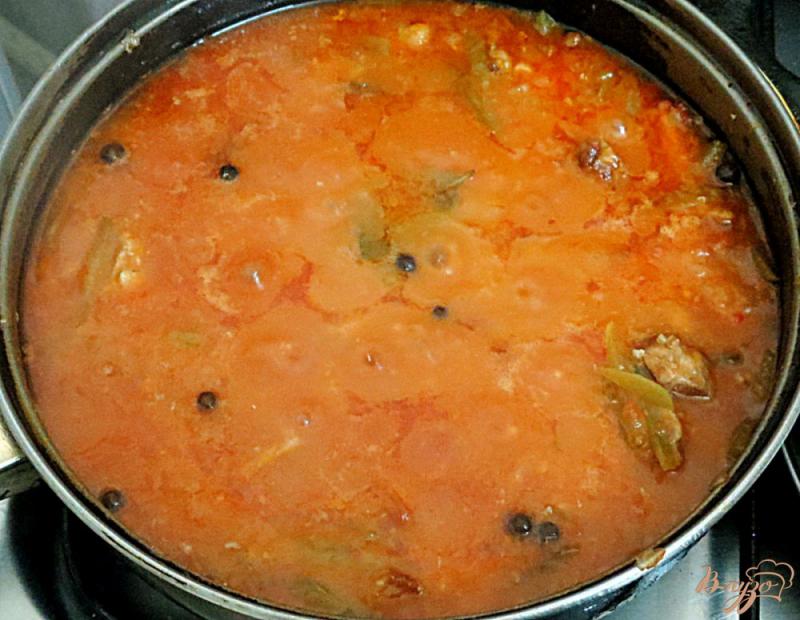 Фото приготовление рецепта: Свинина с солёными огурцами и томатом шаг №8